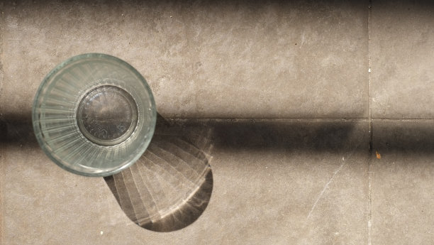 地板上的杯子和它的影子图片下载