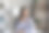 快乐的办公室员工在办公桌旁用手机聊天图片下载