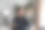 快乐的千禧一代印度女商人打电话图片下载