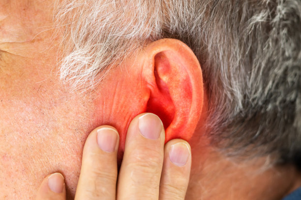 男子用手捂住耳朵图片下载