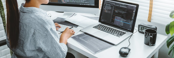 程序员在软件公司办公室开发网站设计和编码技术图片下载