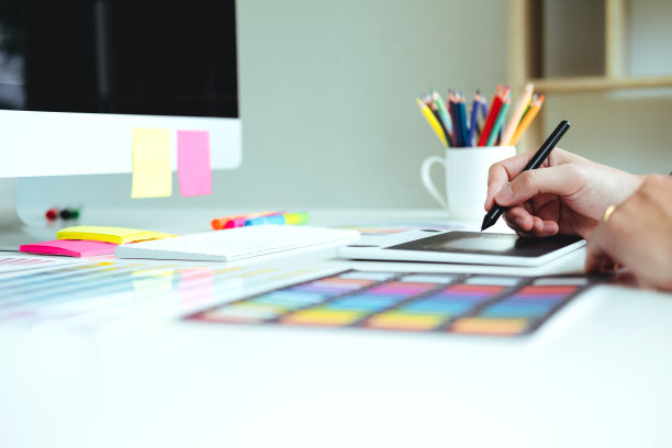 两位图形设计师在工作场所进行头脑风暴会议并在图形平板电脑上绘图图片下载