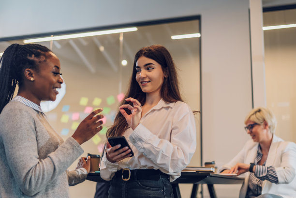 两个多种族的同事一起在办公室工作图片下载