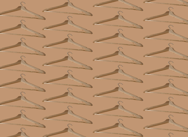 衣服的图案衣架。悬挂器集。米色背景拷贝空间横幅。木衣架。商店购物图片下载