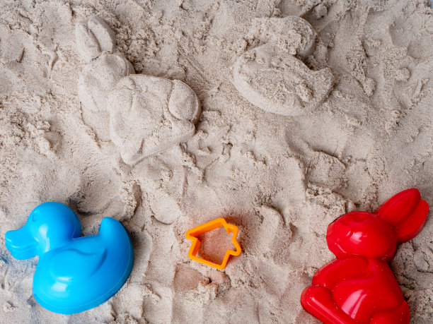 由动砂和模子制成的人物。儿童感官游戏，发展精细运动技能图片下载