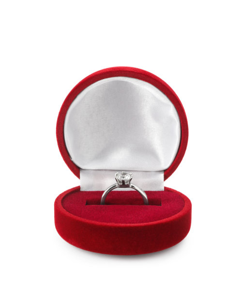 美丽的订婚戒指与宝石在盒子上孤立的白色图片下载