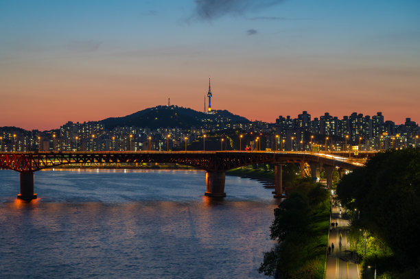 沿着汉江，交通和日落天际线图片下载