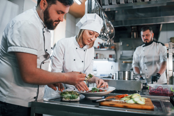 团队制作沙拉：专业厨师在厨房准备食物图片下载