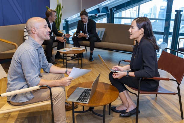 客户正在听取银行家对共同基金的建议，他想投资的投资和财务建议的概念图片下载