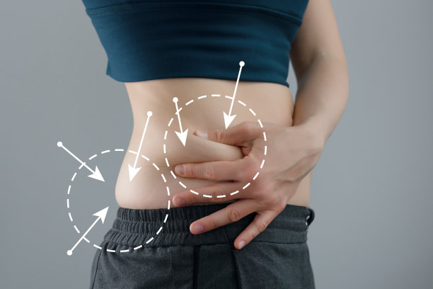 腹部脂肪问题，按摩痕迹。健康的生活方式和体育活动理念图片下载