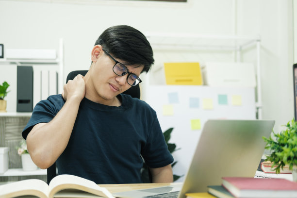 年轻的亚洲人与办公室综合症有问题的身体的一部分，手臂，肩膀，头，脖子，背部。图片下载