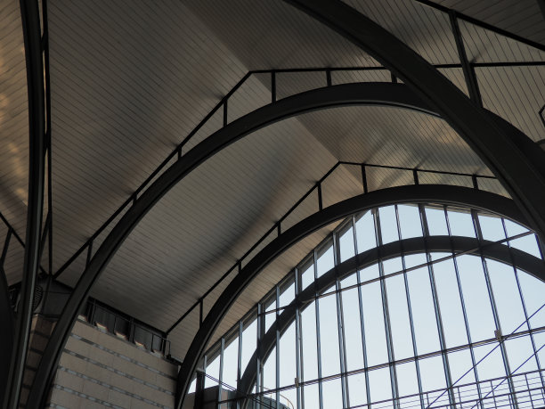 车站的拱门和拱门。金属结构:大型建筑物屋顶下的金属结构建筑支撑和横梁。哥特式拱门在室内图片下载