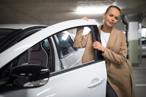 一个年轻女人的车停在地下停车场图片下载