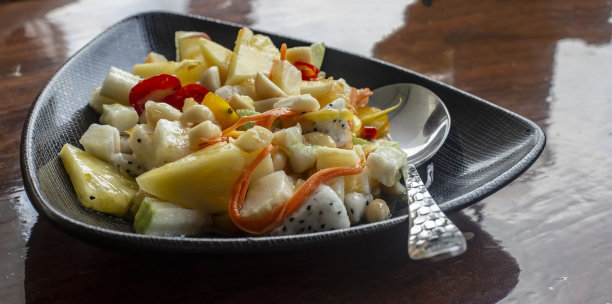 黑色盘子上水果沙拉的特写照片图片下载