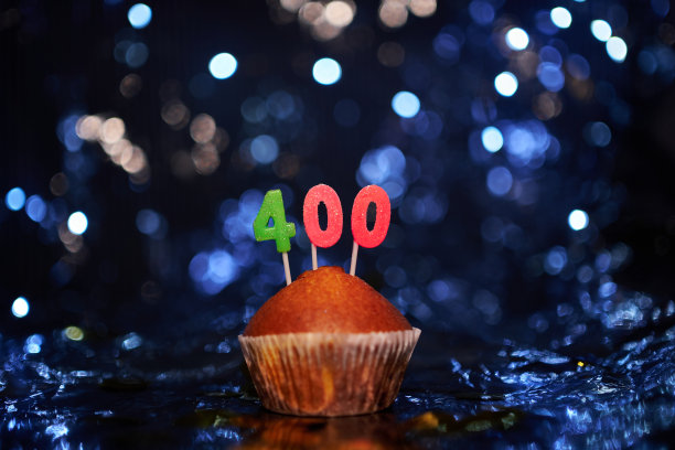 纪念日自制小蛋糕，上面写着400 400图片下载