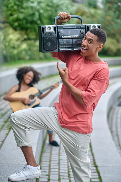 有人指着肩膀上的电唱机图片下载