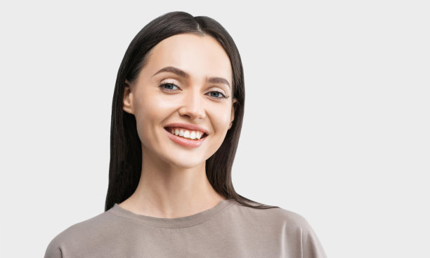 微笑的年轻女子美丽的特写肖像图片下载