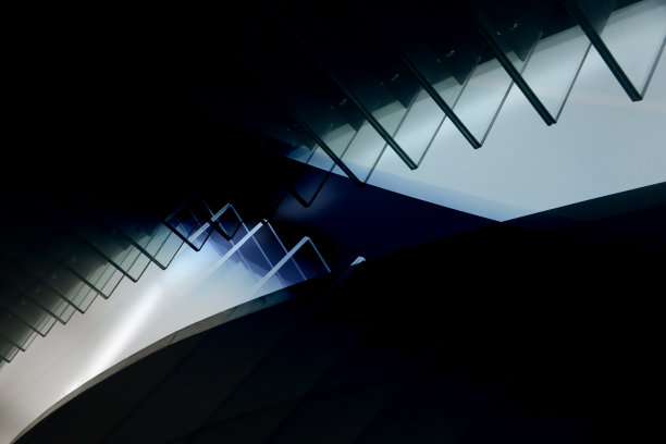 未来主义建筑碎片类似玻璃栏杆的计算机图形图像在黑暗中发光。不寻常的抽象建筑或工业背景的高科技风格。图片下载