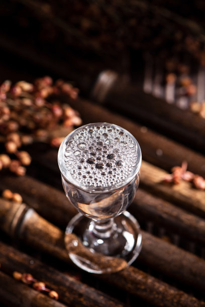中国白酒或白酒用玻璃杯盛在桌上图片下载