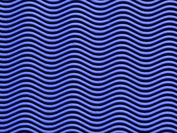 背景是由波纹纸板制成的蓝色。蓝色纸上水平波浪的纹理。浮雕波在纸的背景图片下载
