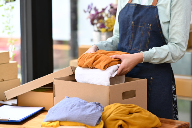 创业企业家发货前检查订单，用纸箱包装产品以备发货。图片下载