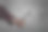 男子打破窗户与锤子在深灰色背景，特写图片下载