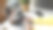 照片中，一名年轻女子手持信用卡，在笔记本电脑上使用网上银行服务。图片下载