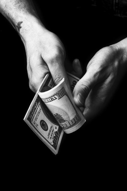 男性手里拿着我们的百元钞票图片下载