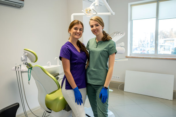 在诊所摆姿势的专业女牙医和助理图片下载
