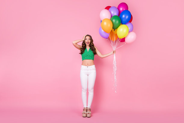惊讶的疯狂女孩的全尺寸照片持有许多气球印象深刻的周年礼物礼物穿好看的衣服孤立在粉彩背景图片下载