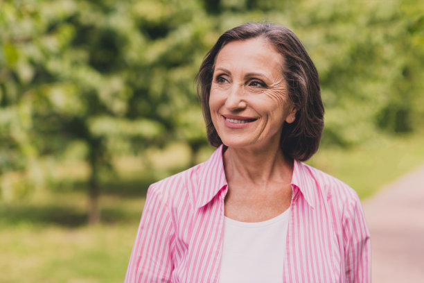 照片甜美的梦想退休妇女穿着条纹衬衫散步享受良好的天气外面的农村景观图片下载