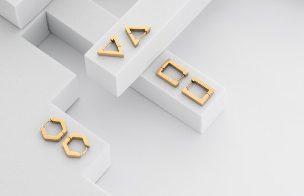 金色几何形状耳环在白色背景与复制空间的俯视图图片下载