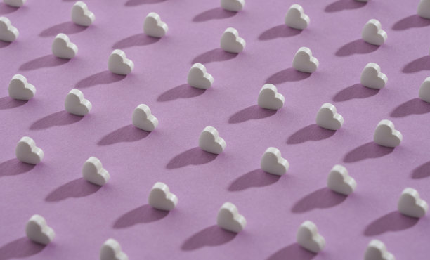 无缝图案的小白色心在紫色的背景图片下载