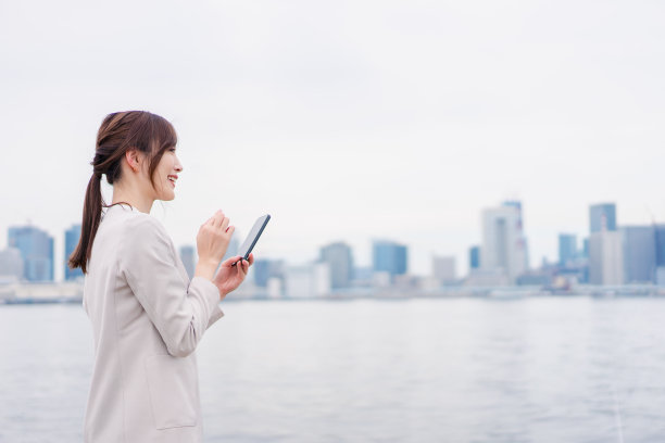 年轻女子在户外打字图片下载
