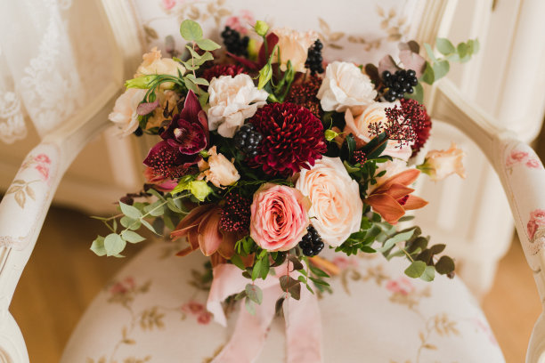 美丽的现代新娘花束色彩鲜艳的鲜花与丝绸丝带。图片下载