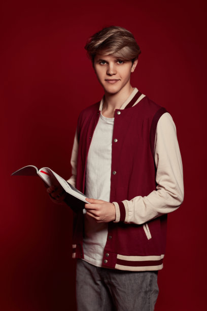 穿着白色t恤的男人拿着杂志看着相机图片下载