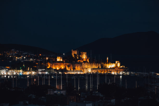 博德鲁姆城堡夜景璀璨图片下载