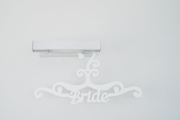 酒店房间里挂着白色婚纱衣架。图片下载