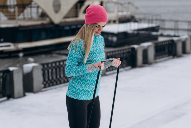 冬季户外用弹力带锻炼的运动女性图片下载