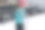 美丽的运动女人在冬天做运动与抵抗带在户外。图片下载