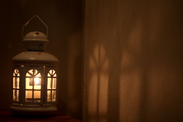 白色的灯笼和蜡烛的影子在房间里照亮里面。图片下载