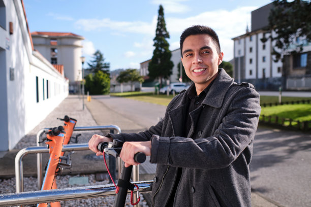 快乐的年轻人租电动车在城市图片下载