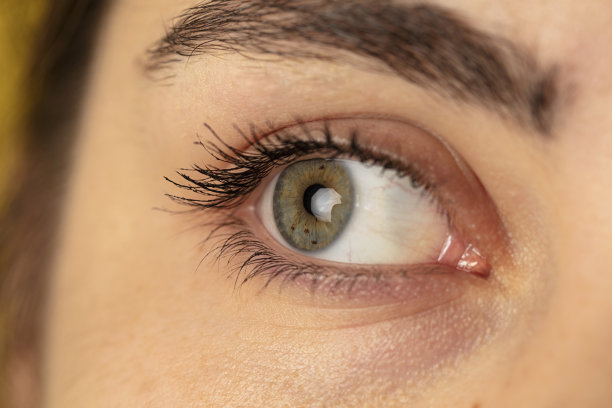 一个绿色女性人类眼睛的特写图片下载