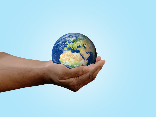 地球或环球地图握在人的手中。图片下载