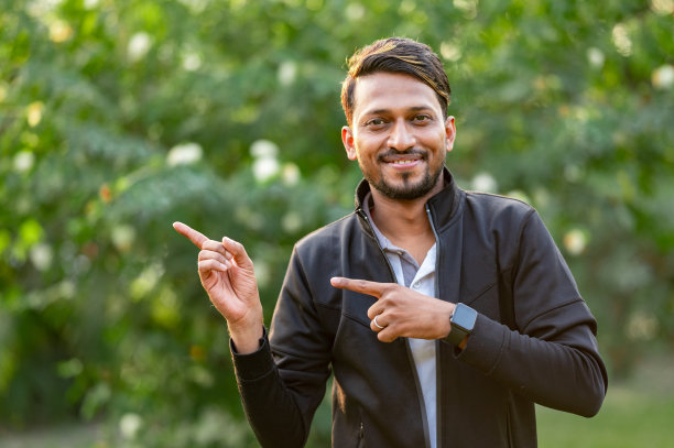 年轻人站在公园里，指着空地图片下载