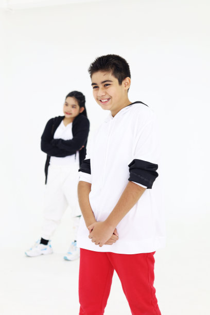 幸福亚洲的孩子们在教室里学跳舞度过暑假周末。图片下载