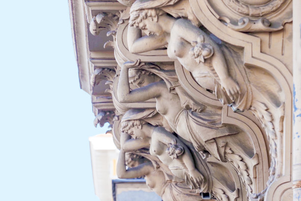 建筑有半裸的女像柱支撑阳台，在房子的正面有一扇海湾窗图片下载