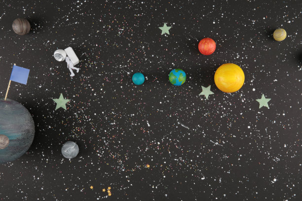 玩具行星和太空中的宇航员图片下载