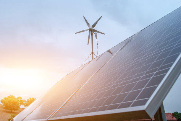 以日落和蓝天为背景的太阳能电池板。清洁能源概念股票照片图片下载