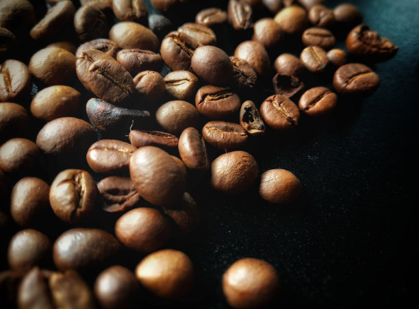 在黑色背景上烘焙的咖啡豆图片下载
